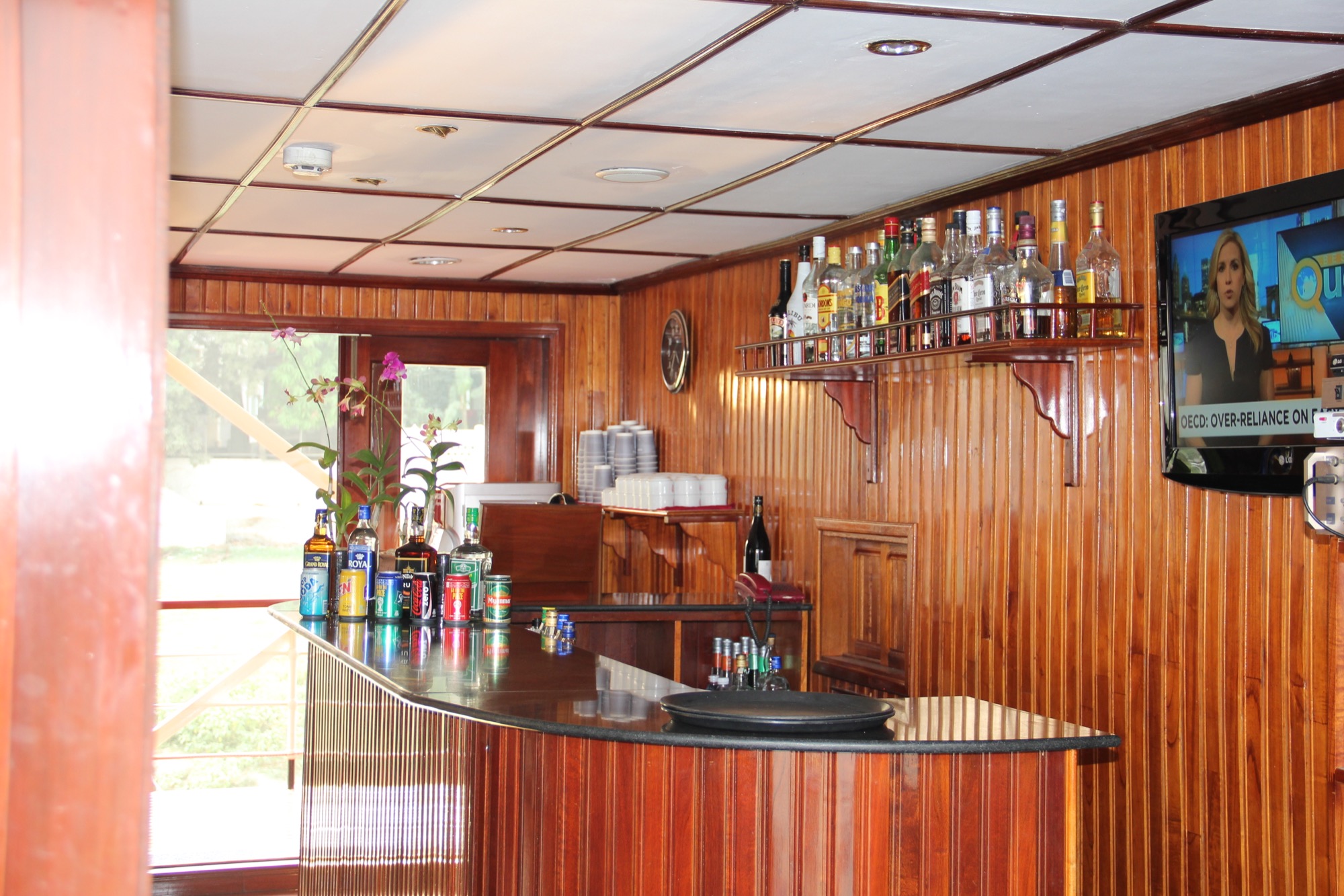 Pandaw RV Indochina Bar 2.jpg